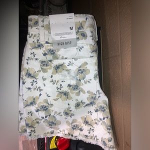 NWT Medium Kancan Floral shorts